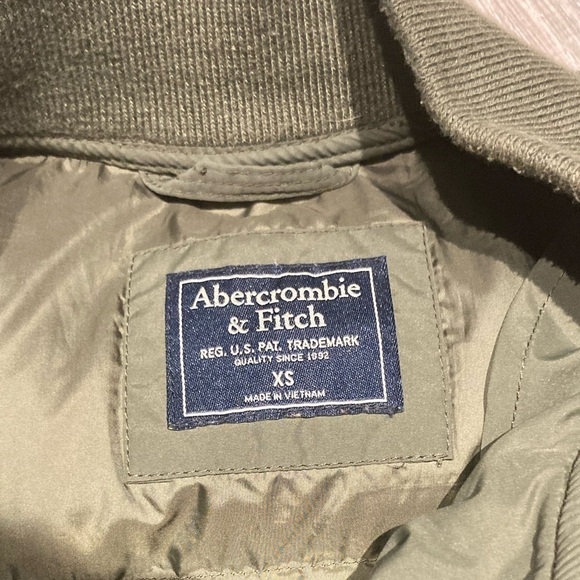 Abercrombie & Fitch - Women’s Puffer Jacket - Picture 7 of 13